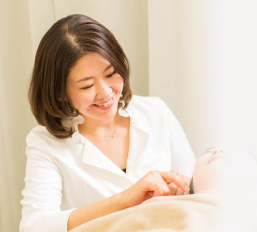 写真:施術中の患者様に優しく話しかける武田りわ先生